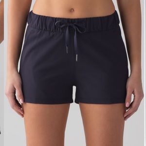 Lululemon On The Fly Woven Shorts in Black Size 2